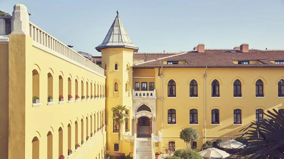 Tarihi Yarımada'nın kalbindeki Sultanahmet Meydanı'ndan çekilmiş, İstanbul'un eşsiz kültürel ve mimari mirasını sergileyen, heybetli cami minarelerinin gökyüzüne uzandığı, şehrin derin geçmişini ve ruhunu yansıtan büyüleyici bir manzara.