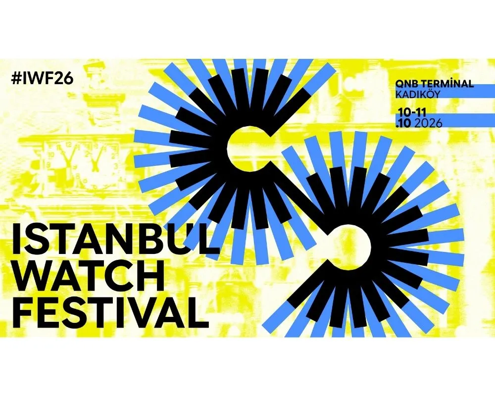 Canlı sarı bir arka plan üzerinde büyük harflerle Istanbul Watch Festival yazısı, hashtag #IWF26, soyut mavi ve siyah renklerde dişli çarkları andıran geometrik desenler ile QNB Terminal Kadıköy ve 10-11 Ekim 2026 tarih bilgilerinin yer aldığı bu tanıtım afişi, Türkiye’nin saat kültürüne odaklanan önemli bir etkinliği duyuruyor.