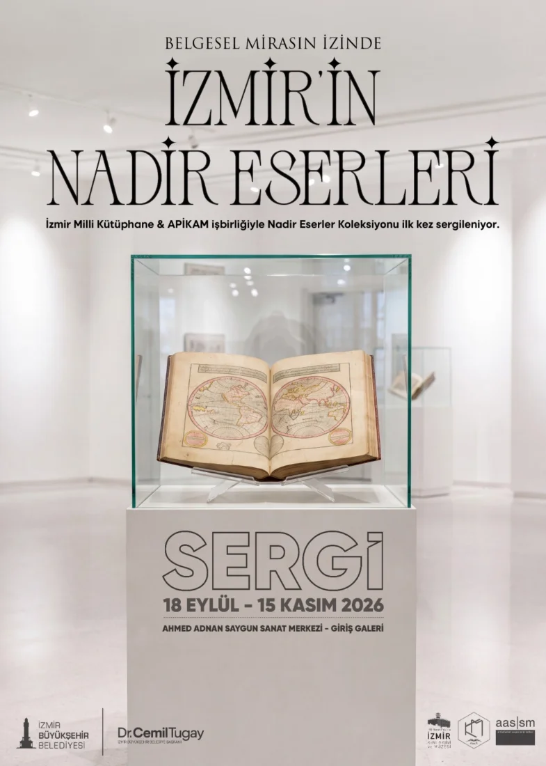 İzmir Nadir Eserleri Sergisi başlıklı içeriğe uygun olarak, bir müze salonunda ışıklandırılmış vitrinlerde sergilenen ve geçmişin izlerini taşıyan nadir eserleri dikkatle inceleyen ziyaretçiler bu kültürel şöleni deneyimliyor.