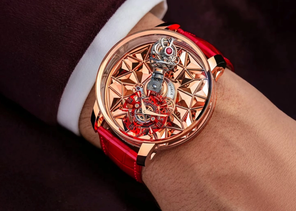 Jacob & Co. Astronomia Four-Axis Tourbillon gül altın kasa saatin kadranında, göz alıcı bir küre, hassas zaman göstergeleri ve çok eksenli bir tourbillon mekanizması, karmaşık mühendisliği ve sanatsal tasarımı bir araya getirerek büyüleyici bir derinlik sunuyor.