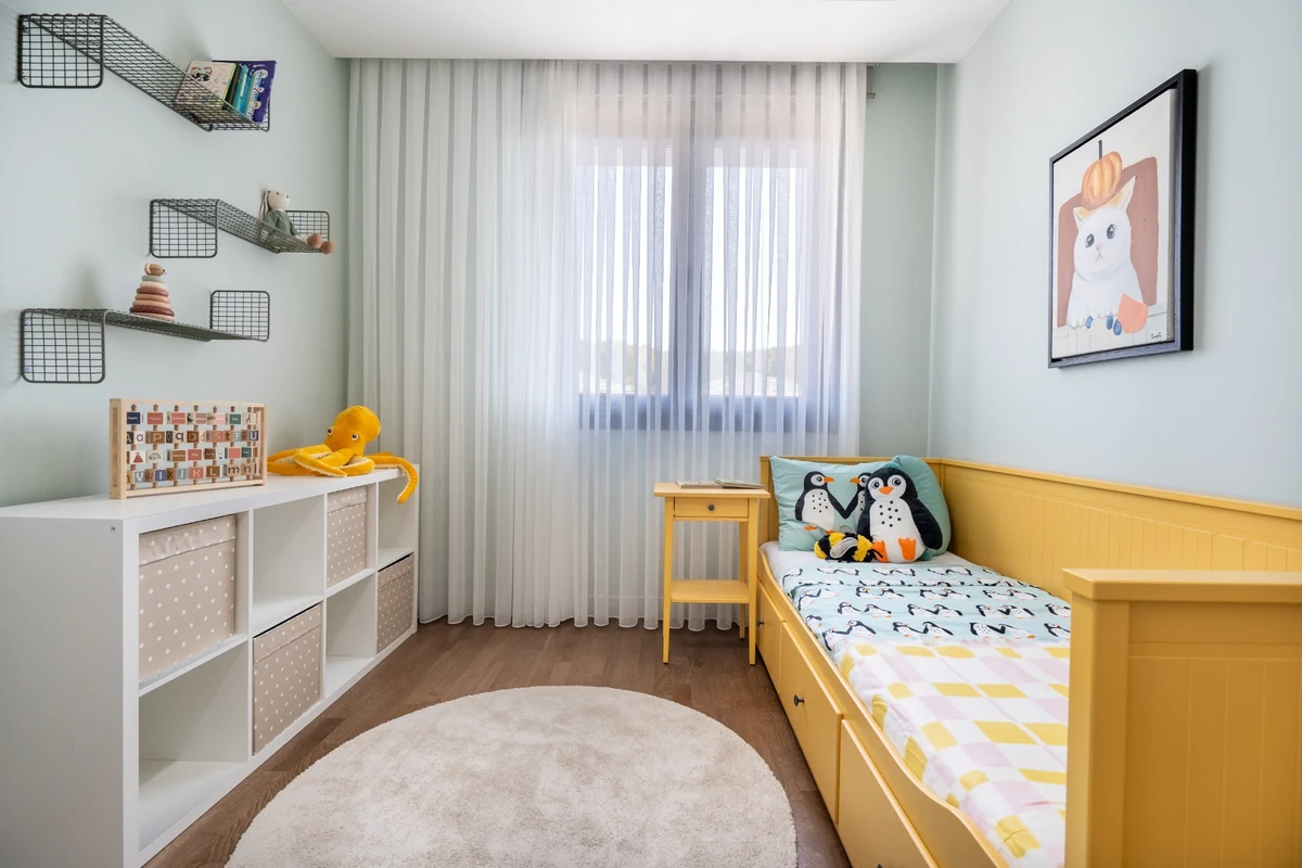 Kasaba projesi için tasarlanmış bu geniş ve aydınlık modern çocuk odası, minimalist mobilyaları, açık renk paleti ve çocukların hem dinlenip hem de yaratıcılıklarını geliştirebilecekleri fonksiyonel oyun alanlarıyla dikkat çekiyor.