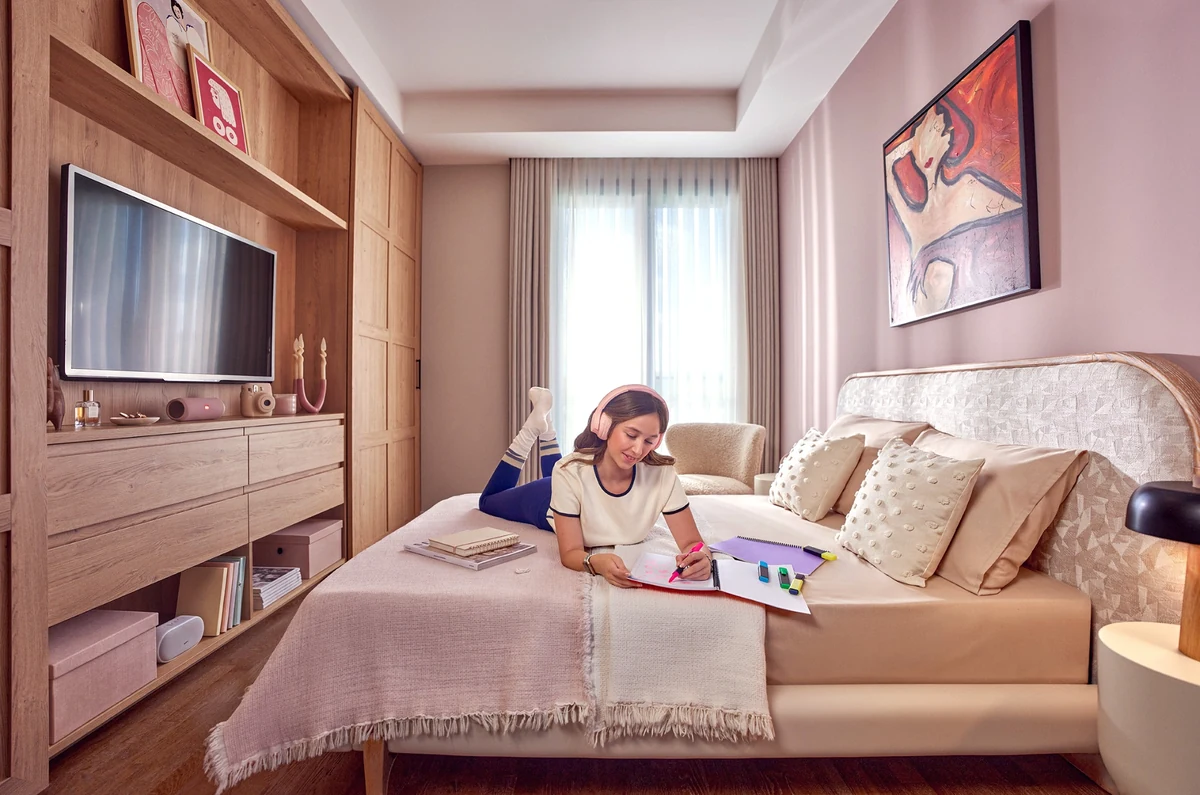 Aydınlık bir iç mekana sahip bu modern genç odası, rahat bir yatak, duvarı süsleyen üç şık tablo, ahşap detaylı komodin ve koyu renk bir gardırop ile gençlerin hem dinlenip hem de ders çalışabileceği davetkar bir atmosfer sunuyor.