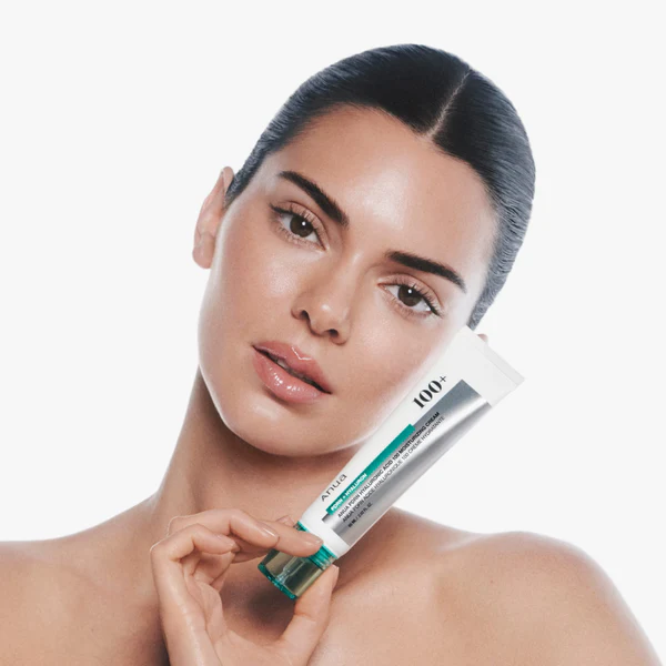 Kendal Jenner, sade makyajı ve doğal güzelliğiyle pürüzsüz, aydınlık tenini sergilerken, ünlülerin tercihleri arasında yerini alan Anua markasının cilt bakımı ürünleriyle elde ettiği sağlıklı görünüme vurgu yapıyor.