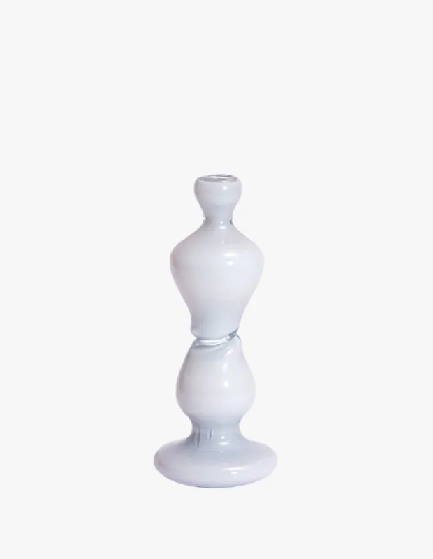 Açık mavi üfleme camdan, organik ve heykelsi forma sahip Helle Mardahl Mega şamdan.