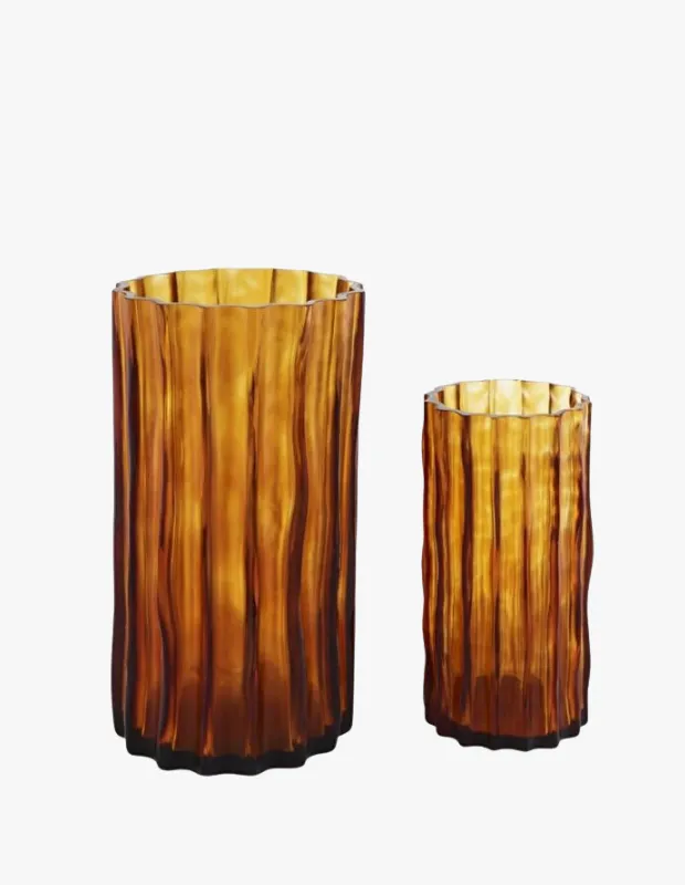 Amber renkli yivli cam yüzeyleri ve farklı boyutlarıyla öne çıkan Ligne Roset Ribbed iki parçalı vazo seti.