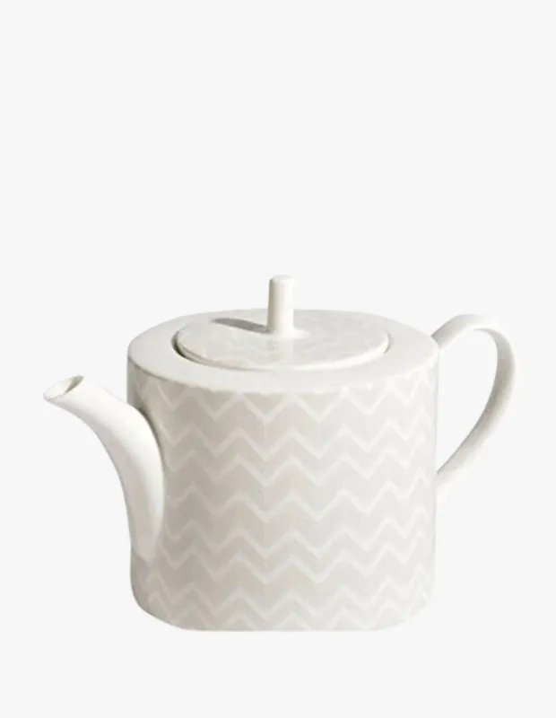 Beyaz zemin üzerindeki gri zikzak deseniyle sade ve grafik bir görünüm sunan Missoni Home porselen pot.