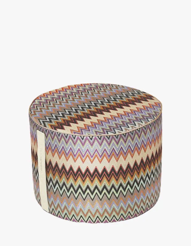 Krem, mor, turuncu, mavi ve yeşil tonlu zikzak deseniyle öne çıkan Missoni Home Masuleh silindirik puf.