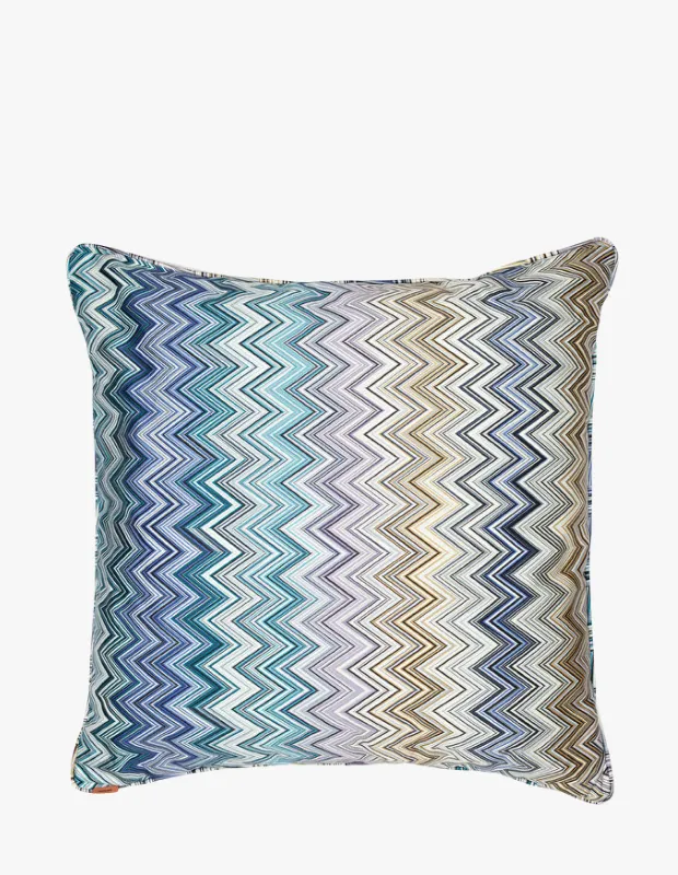 Mavi, yeşil, mor ve bej geçişli zikzak deseniyle dikkat çeken Missoni Home çok renkli dekoratif yastık.