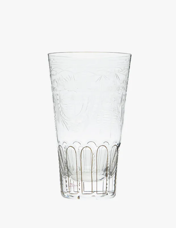 Şeffaf kristal yüzeyi, bitkisel gravürleri ve dikey kesme detaylarıyla öne çıkan Moser desenli kristal bardak.
