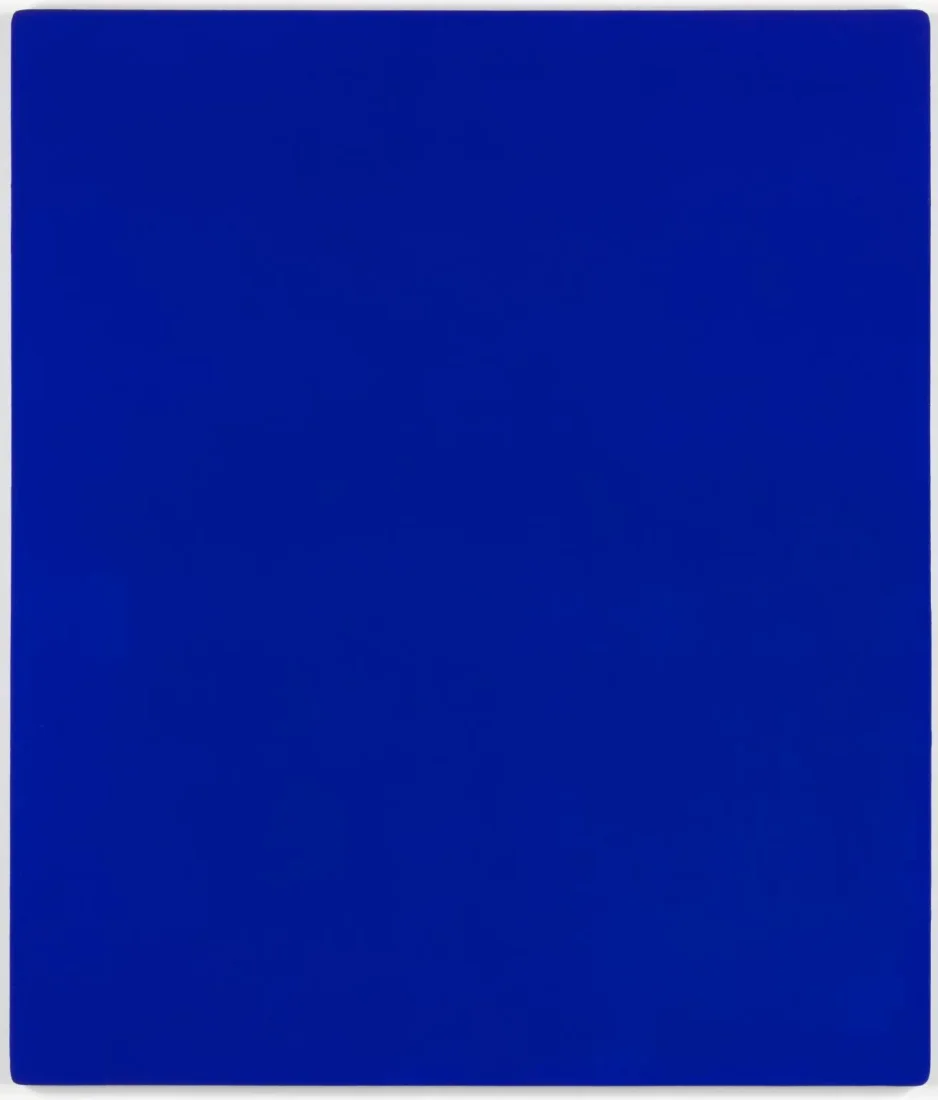 Yves Klein'ın imzası niteliğindeki Uluslararası Klein Mavisi (IKB) ile yapılmış, derin ve doygun bir tonda tek renkli, dokulu büyük bir tablo, modern sanatın ikonik renk keşiflerinden birini gözler önüne seriyor.