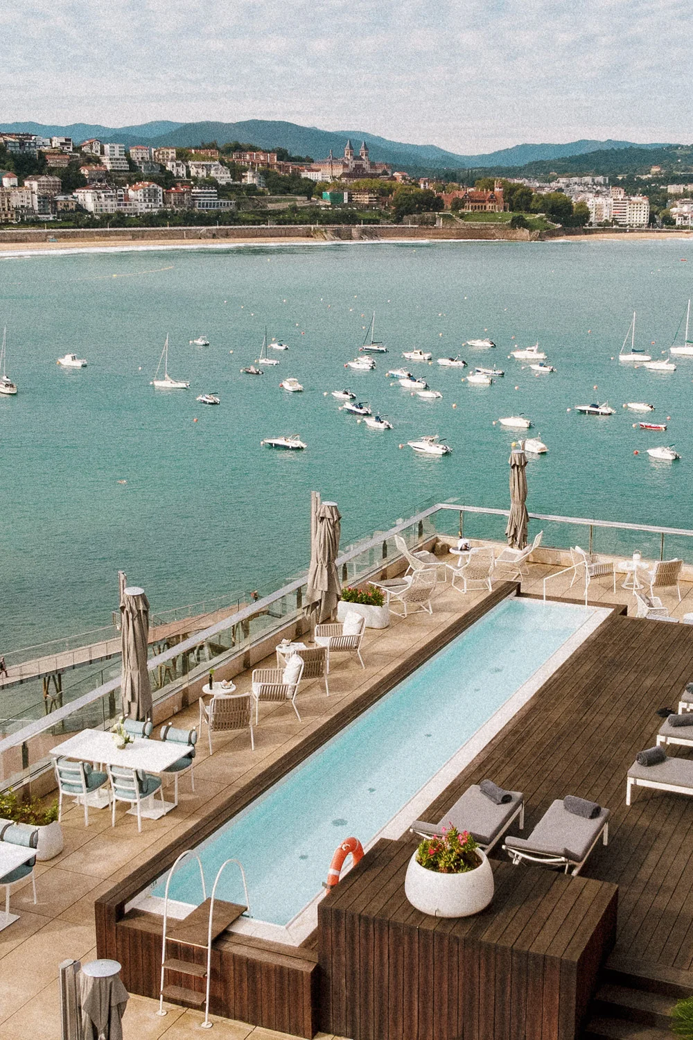 La Sala'nın şık ve modern iç mekanında, ahşap detaylar ve konforlu oturma gruplarıyla zenginleştirilmiş geniş bir restoran alanı görülüyor; mekanı saran sıcak aydınlatma davetkar bir atmosfer sunarken, zarif tasarım öğeleri mekanın özgün karakterini vurguluyor.