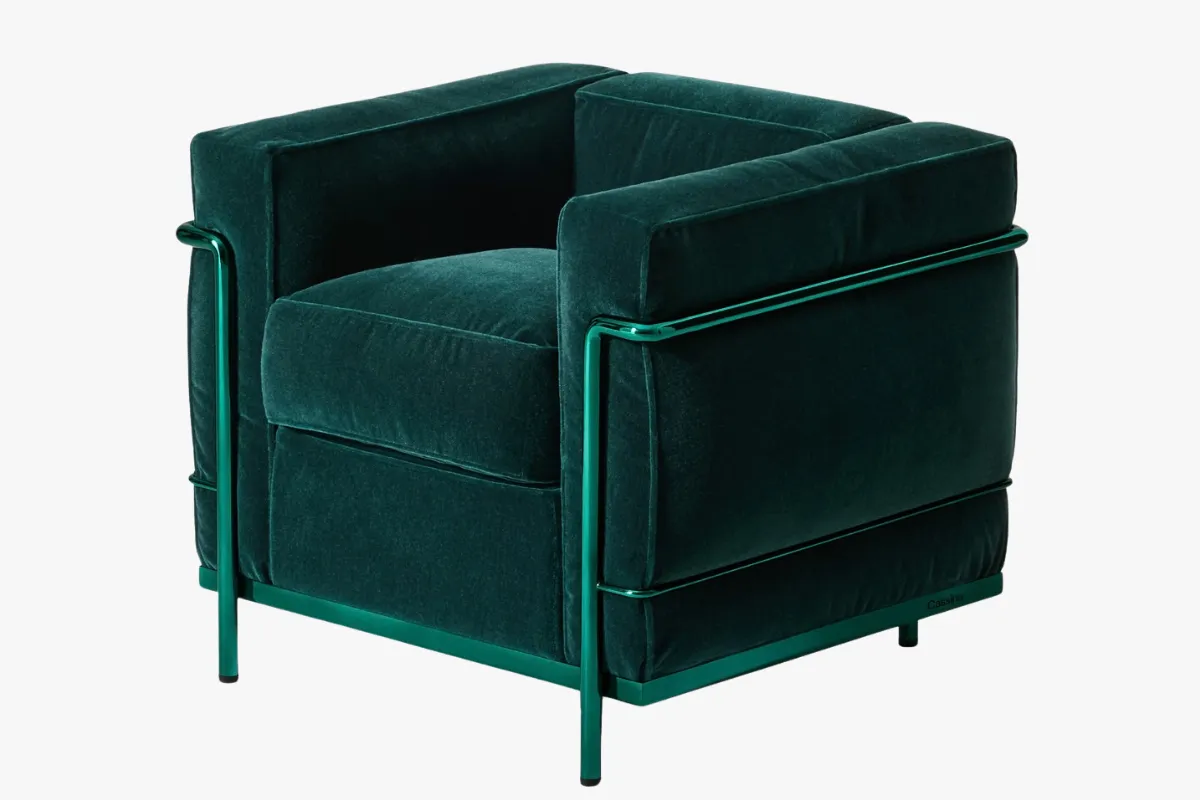 Parlak metal çerçevesi ve dolgun deri minderleriyle öne çıkan, modern iç mekanlar için zamansız bir parça olan Le Corbusier imzalı LC2 Fauteuil Grand Confort tekli koltuk, konforu ve şıklığı bir arada sunuyor.
