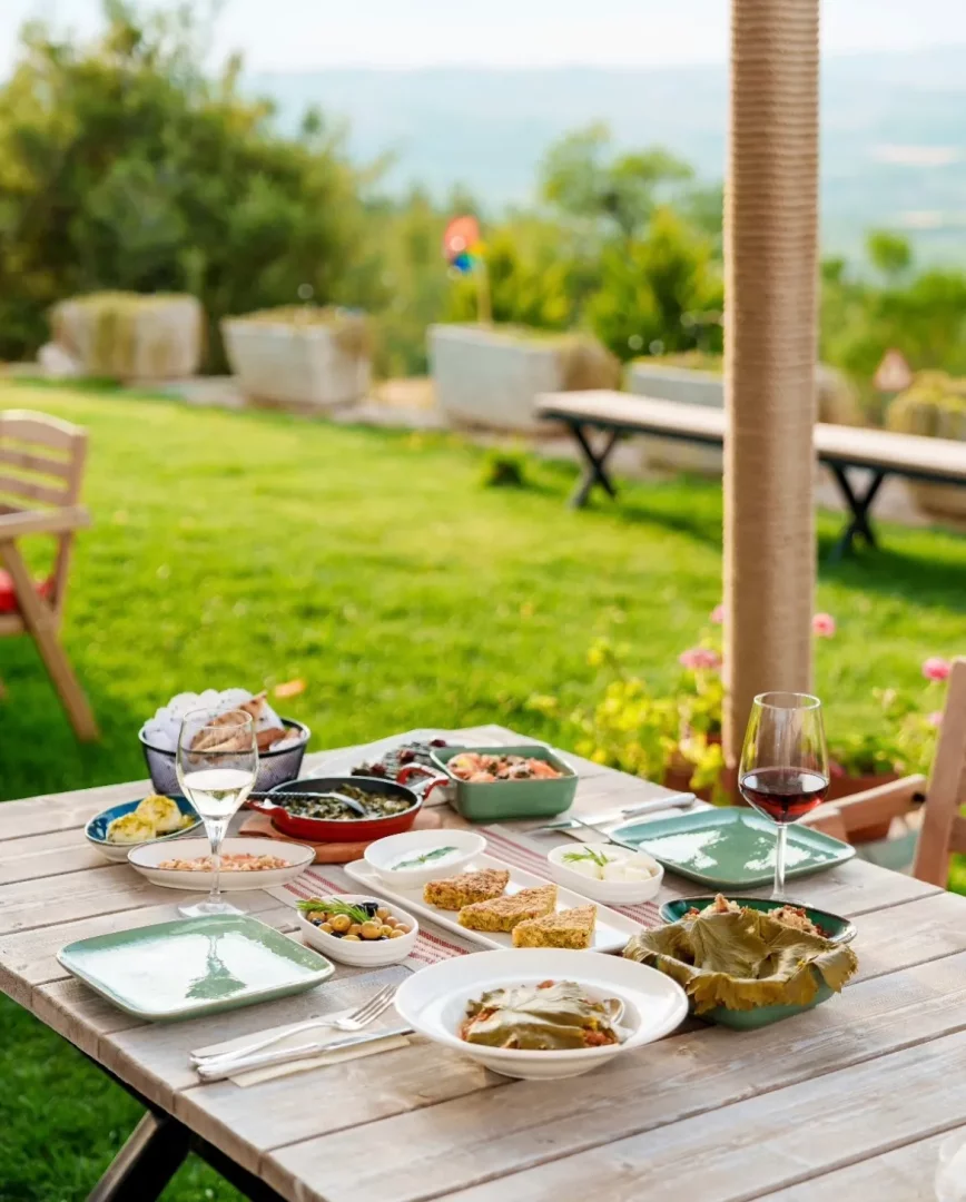 Lermonos’ta yerel mezeler ve şaraplarla hazırlanan açık hava sofrası.