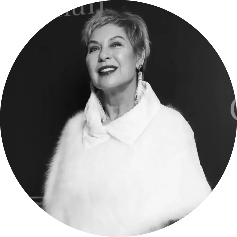 İş ve sanat dünyasının önemli isimlerinden Leyla Alaton, Contemporary Istanbul sanat fuarının hareketli standları arasında, arka plandaki çeşitli çağdaş sanat eserleri ve ziyaretçilerle birlikte, fuarın enerjik atmosferini yansıtan zarif bir duruşla gülümsüyor.