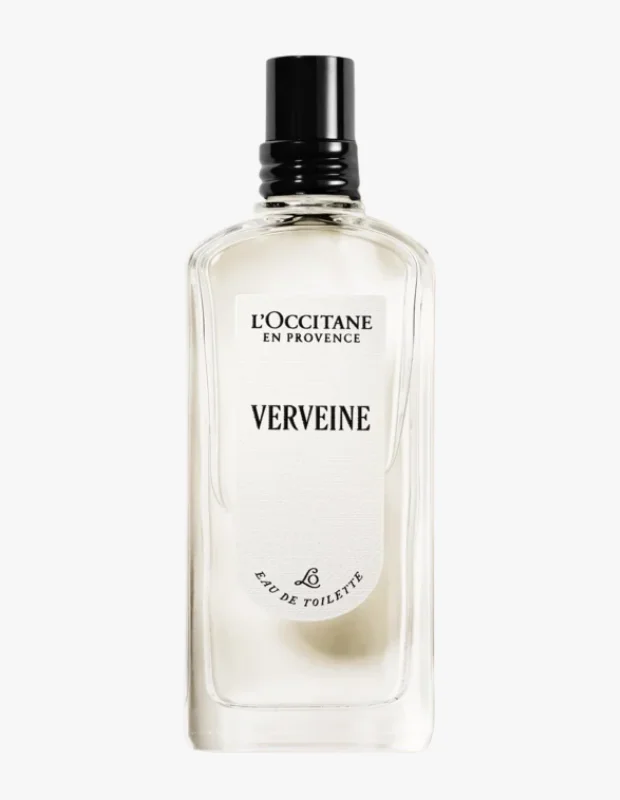 Marka Adı: L’Occitane
Ürün Adı: L’Occitane Verveine Eau de Toilette
Ürün Cinsiyeti: Belirtilmemiş
Ürün Tipi: Eau de Toilette
Ürün Sezonsallığı: İlkbahar/Yaz
Ürün Çeşidi: Sıvı Koku
Ürün Özellikleri: L’Occitane Verveine Eau de Toilette, mine çiçeği, limon, mandalina ve sardunya notalarını zarifçe bir araya getirerek yeşil, narenciyeli ve canlı bir ferahlık sunar. Şeffaf, dikdörtgen cam şişesi ve kontrast oluşturan siyah kapağı ile modern ve sade bir estetiğe sahiptir. Hafif ve ferahlatıcı karakteri sayesinde günlük kullanım için ideal olup, özellikle ofis gibi kapalı ortamlarda çevreyi rahatsız etmeden temiz ve enerjik bir etki yaratır.
Öne Çıkan Detaylar:
- Mine çiçeği, limon, mandalina ve sardunya içeren yeşil, narenciyeli koku profili
- Gün boyu süren canlı ve ferahlatıcı etki
- Kapalı ofis ortamları için ideal hafif ve rahatsız etmeyen yapı
Kimler Kullanıyor?: Günlük hayatında ve profesyonel iş ortamlarında hafif, ferah ve enerjik bir koku deneyimi arayan, narenciyeli ve yeşil notaları seven herkes bu ürünü tercih edebilir. Özellikle kapalı ofis alanlarında çevreyi rahatsız etmeyecek, gün boyu temiz ve canlı bir his bırakacak, baş ağrıtmayan, zarif bir imza kokusu arayışında olan bireyler için idealdir.