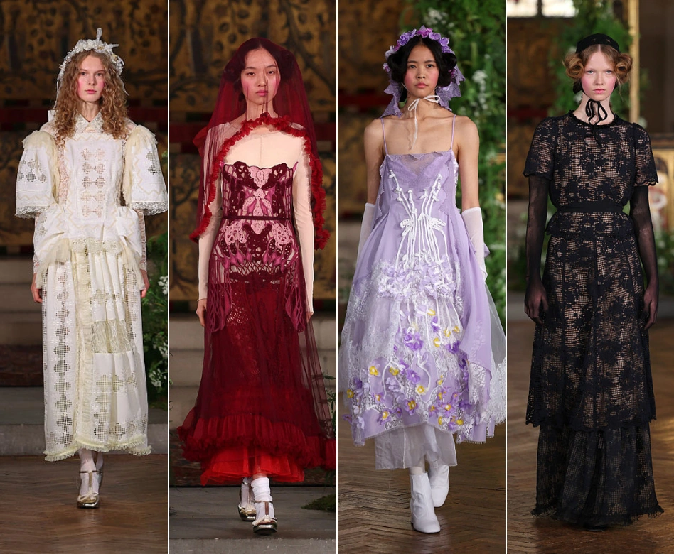 Londra Moda Haftası'nda sergilenen Bora Aksu koleksiyonundan dört manken, krem rengi dantel işlemeli, katmanlı kırmızı tül, mor çiçek aplikeli ve siyah transparan dantel elbiseleriyle podyumda romantik ve fantastik bir atmosfer sunuyor.
