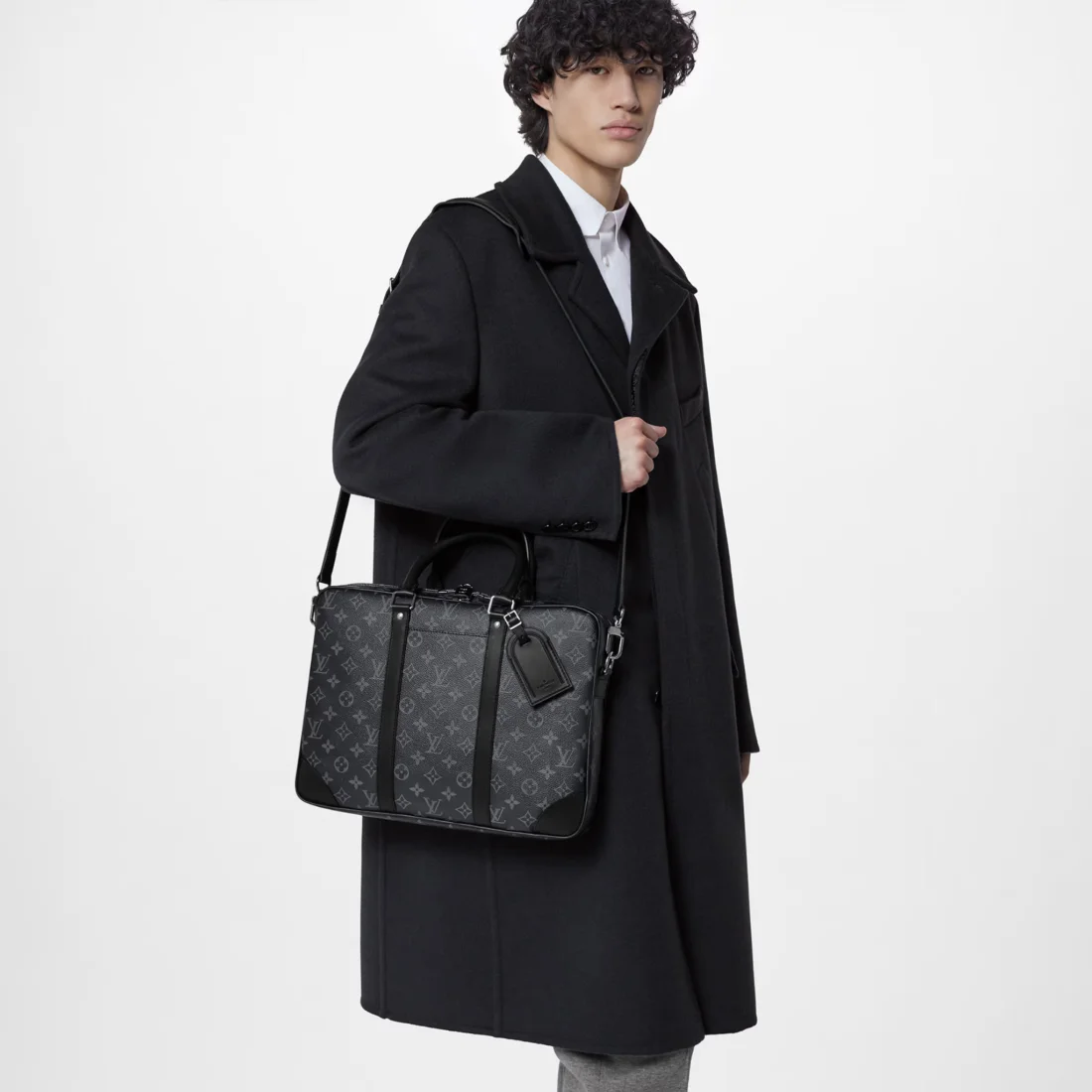 Kahverengi Louis Vuitton kanvas erkek evrak çantaları, markanın ikonik monogram desenini taşıyan, fermuarlı ana bölmesi ve ayarlanabilir omuz askısı ile hem şık hem de kullanışlı bir tasarıma sahip.