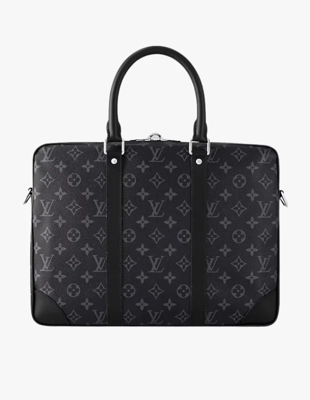 Ünlü moda evi Louis Vuitton'un kendine özgü ikonik monogram desenine sahip, kaliteli deri detayları ve zarif metal aksesuarlarıyla dikkat çeken kahverengi erkek evrak çantaları, profesyonel kullanım için hem şıklığı hem de fonksiyonelliği başarıyla sunuyor.