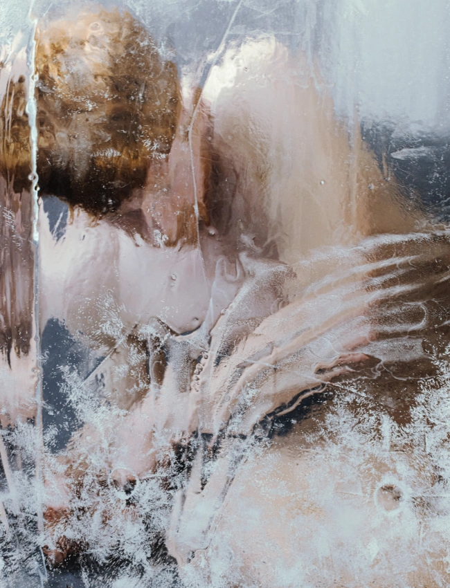 Marta Syrko’nun Immersion: Seeing Otherwise sergisinin ruhunu yansıtan bu fotoğrafta, suyun dönüştürücü etkisiyle yüzünün hatları belirsizleşen bir kişinin rüya gibi ve sakin duruşu algıyı sorgulatıyor.