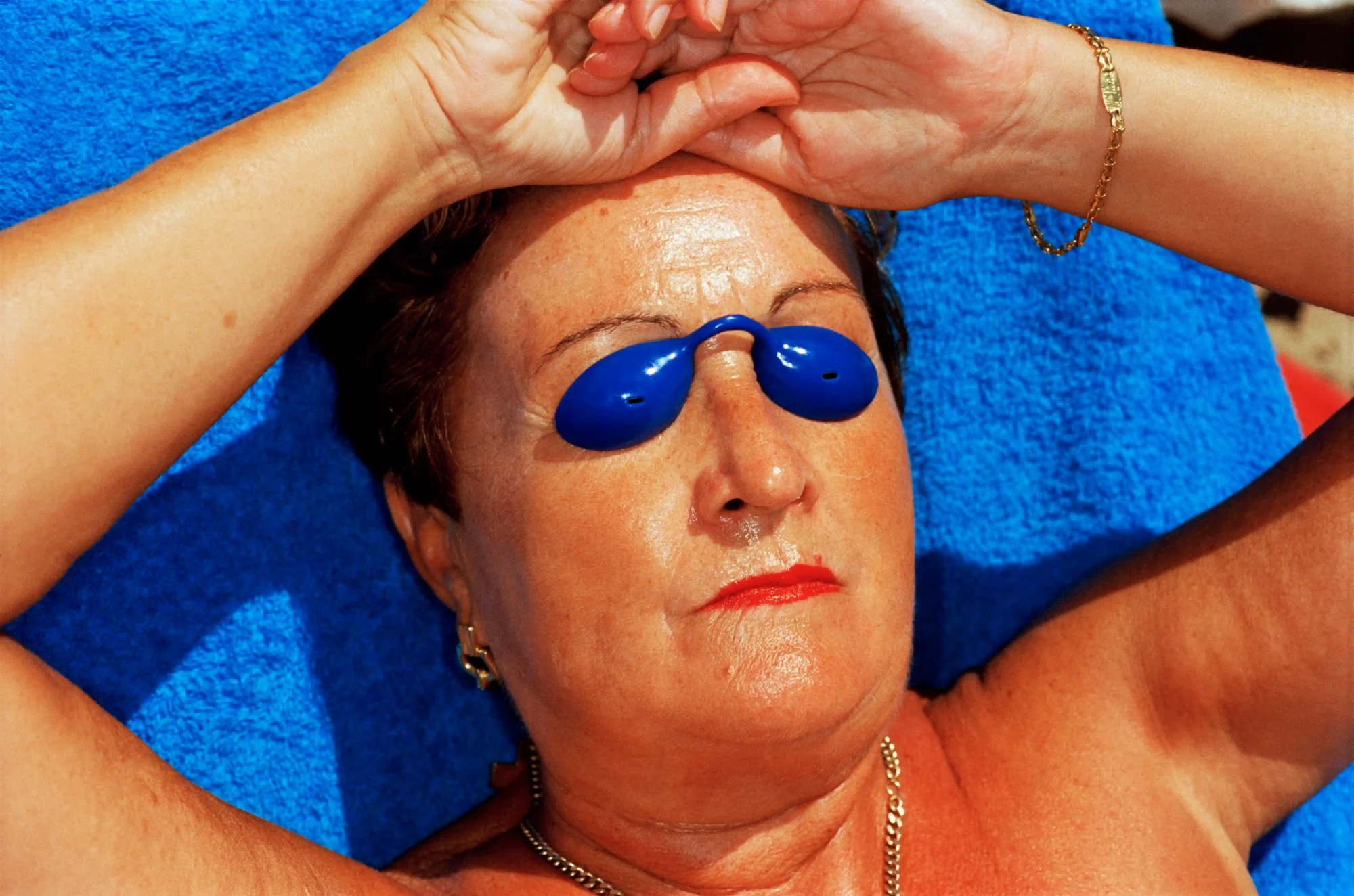 212 Photography Istanbul programında yer alan, Martin Parr'ın imzasını taşıyan bu fotoğrafta, parlak ve canlı renklerle çekilmiş, bir tabakta servis edilmiş kızarmış tavuk budu, bezelye ve püre gibi gündelik bir yemeğin sıradanlığı, sanatçının özgün mizahi ve ironik bakış açısıyla unutulmaz bir anıya dönüşüyor.