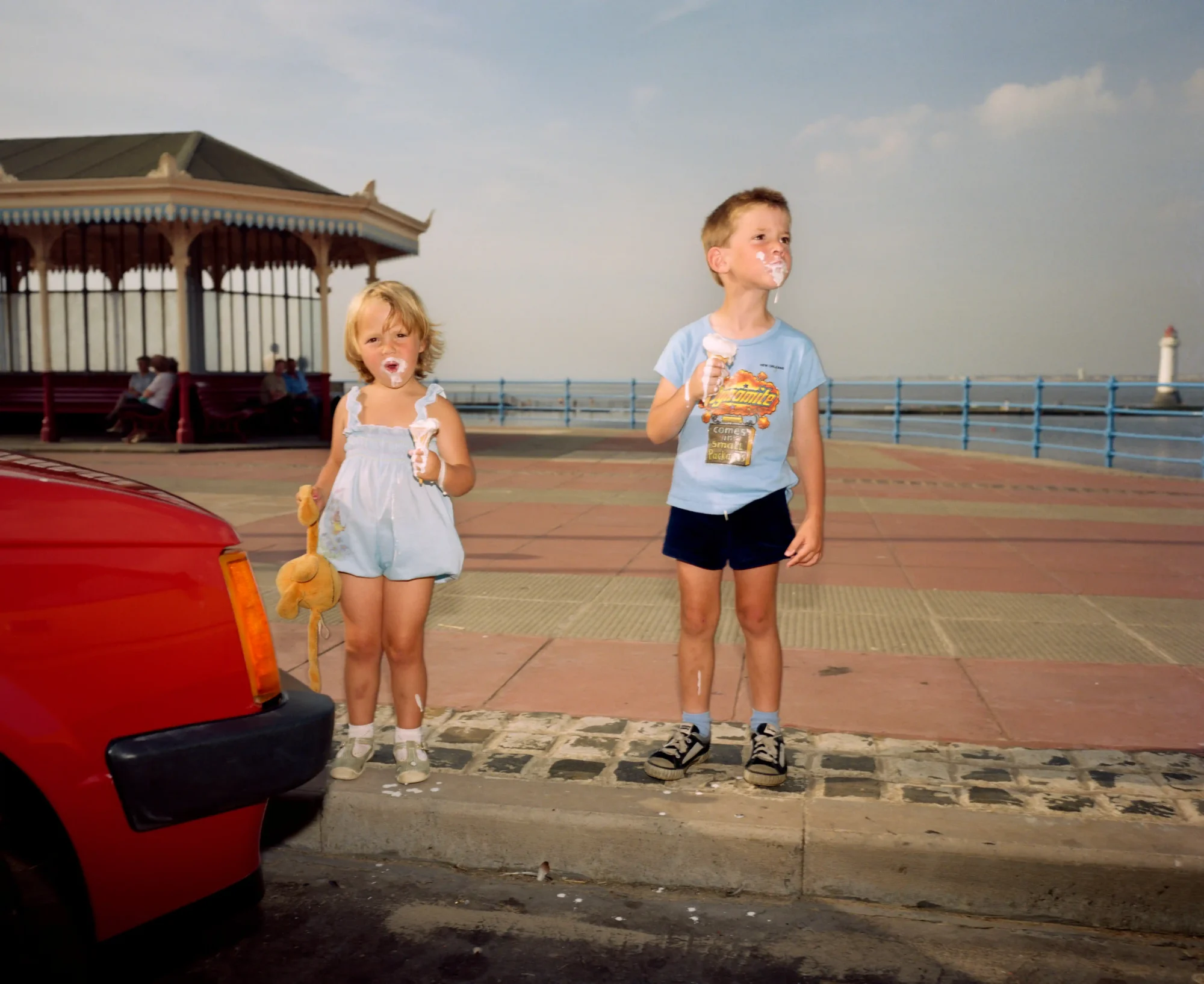 Nihat Odabaşı'nın 212 Photography Istanbul'daki seçimi Martin Parr, renkli ve nesnelerle dolu bir arkaplan önünde, gözlükleriyle kameraya bakarken gündelik hayattaki ironi ve mizahı yansıtan özgün ifadesiyle dikkat çekiyor.