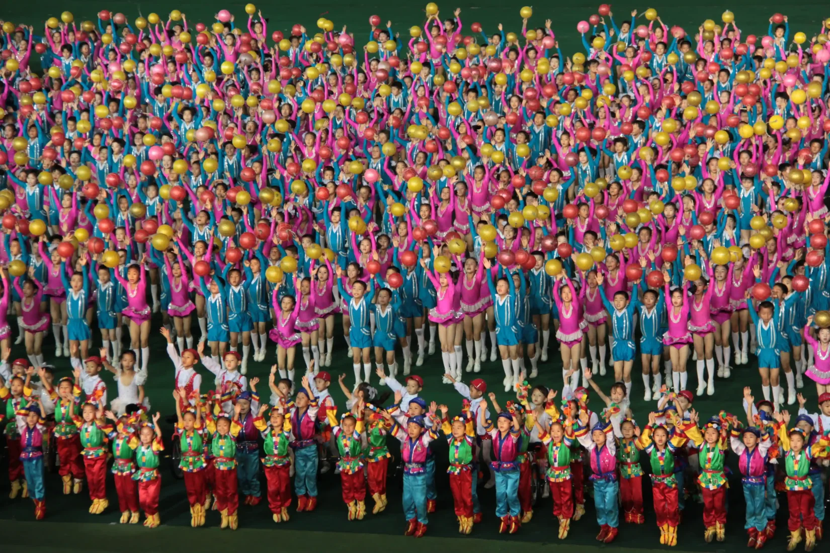 Fotoğrafın 200. yılını kutlayan 212 Photography Istanbul festivali kapsamında, Levent Özçelik'in özellikle görmek istediği 'Uzaklar, Kuşaklar, Bakışlar' sergisinde sunulan, Mehmet H. Erbak'ın Kuzey Kore'deki seyahatinden geniş fotoğraf arşivine ait belgeleyici bir görüntü.