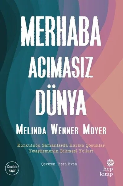 Yeni doğmuş bir bebek, gözlerinde hem merak hem de yaşamın getirdiği zorluklara karşı ilk içsel direnişin izleriyle, başlıktaki merhaba acımasız dünya ifadesinin ruhunu yansıtan bir sahneyle dünyaya ilk adımlarını atıyor.