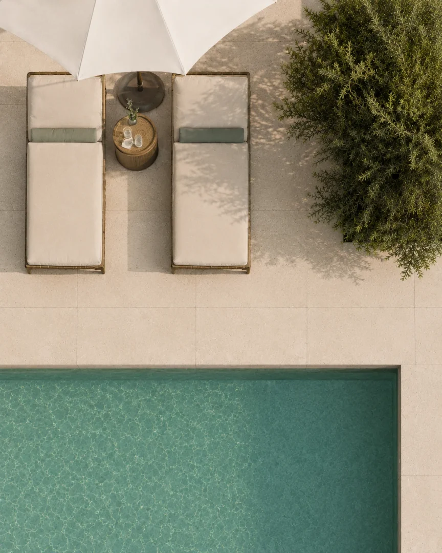 Mesa Casa Well açık havuzu, şezlongları ve lounge alanının üstten görünümü.