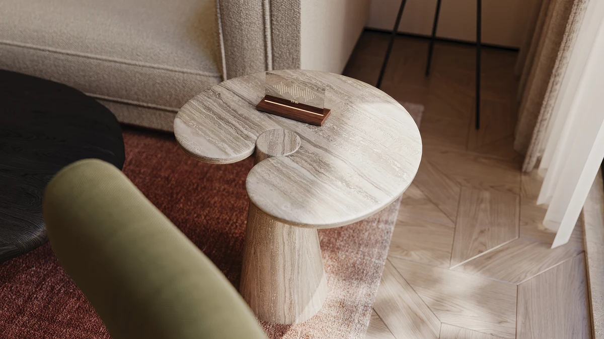 Mesa Casa Well yaşam alanında doğal damarlı traverten sehpa detayı.