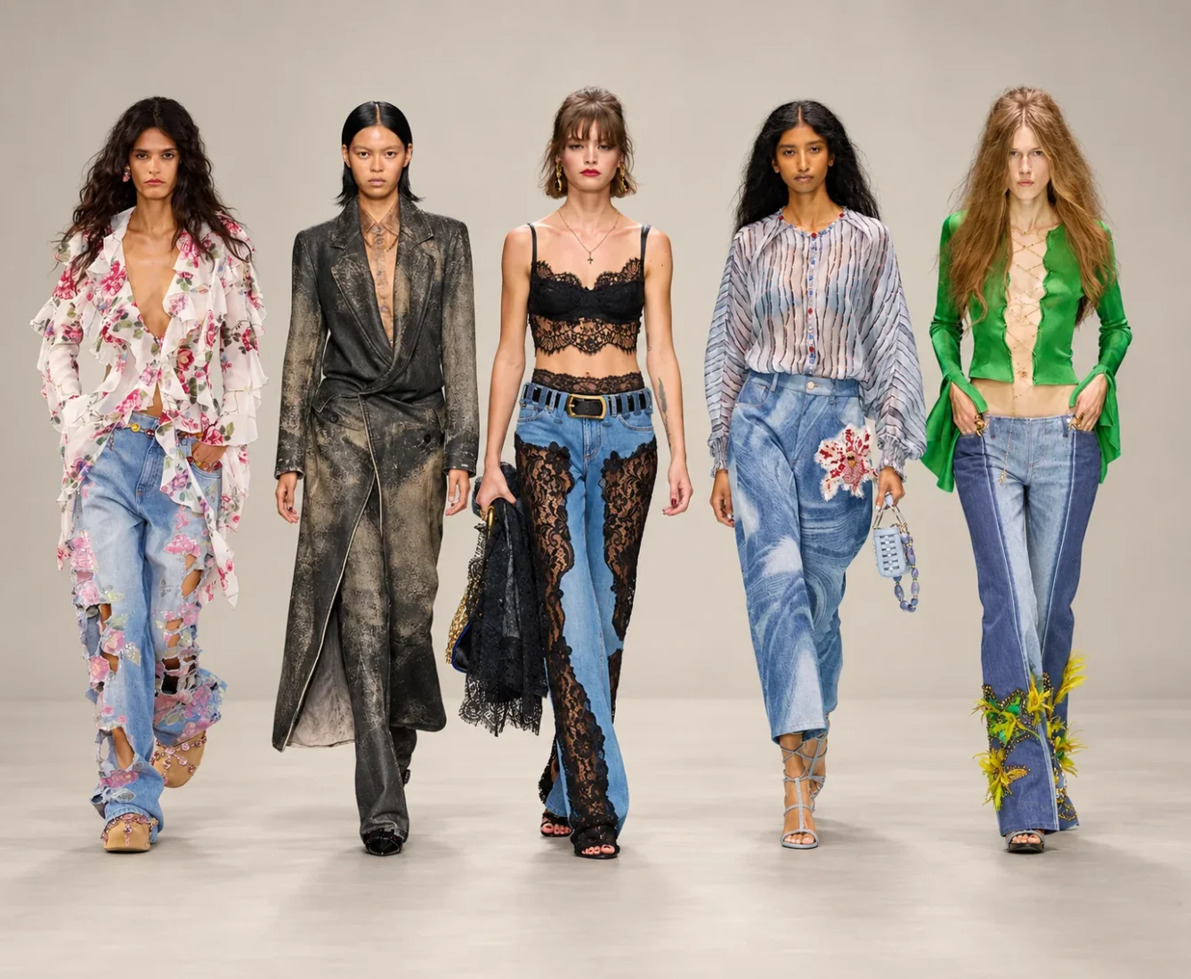 Milano Moda Haftası'nın güncel trendlerini yansıtan bu karede, çeşitli denim parçaların ustalıkla bir araya getirildiği, modern ve özgün bir stil sergileyen şık bir kişi, moda dünyasının enerjisini temsil ediyor.