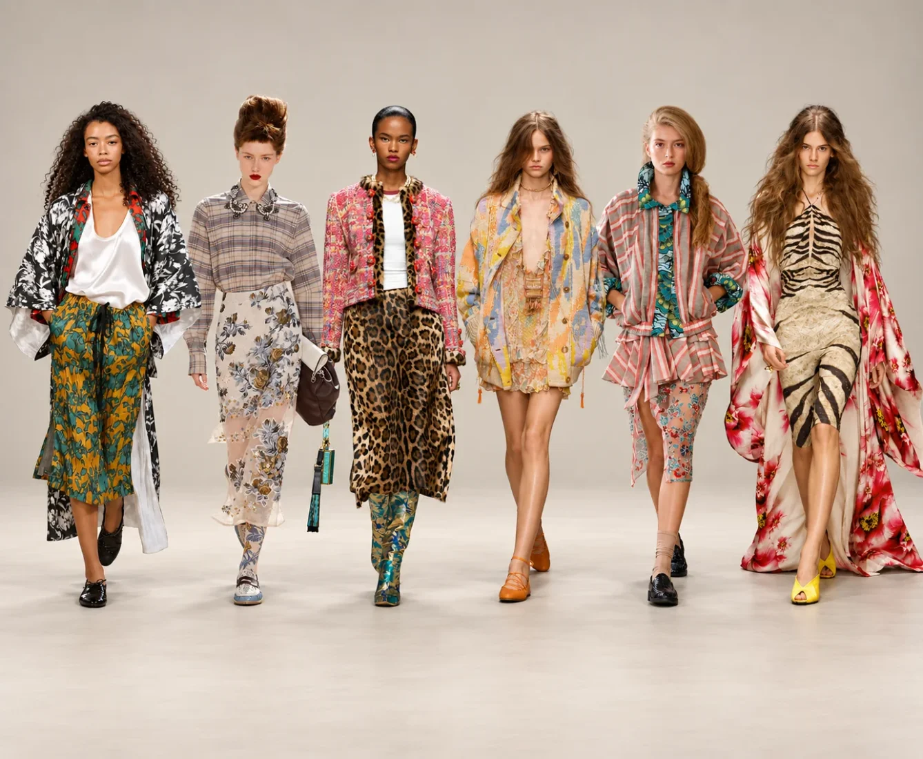 Milano Moda Haftası kapsamında sergilenen, göz alıcı renklerdeki cesur ve modern geometrik ile soyut desenlerin hakim olduğu, hareketli ve yenilikçi moda parçalarını bir araya getiren ilham verici bir kompozisyon.