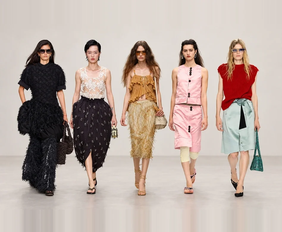Milano Moda Haftası kapsamında çekilen bu karede, sonbahar-kış koleksiyonlarının dikkat çeken trendlerinden olan karmaşık desenlere sahip, hacimli ve maksimalist bir etek giyen model, şehrin stil sahibi atmosferini yansıtıyor.