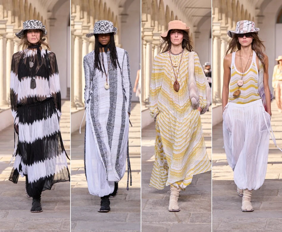 Milano Moda Haftası kapsamında podyumda yürüyen bir model, Missoni koleksiyonundan markanın ikonik renkli, dalgalı ve geometrik desenlerini taşıyan uzun, örme bir elbiseyi zarifçe sergiliyor, markanın karakteristik stilini ve lüks dokusunu vurguluyor.