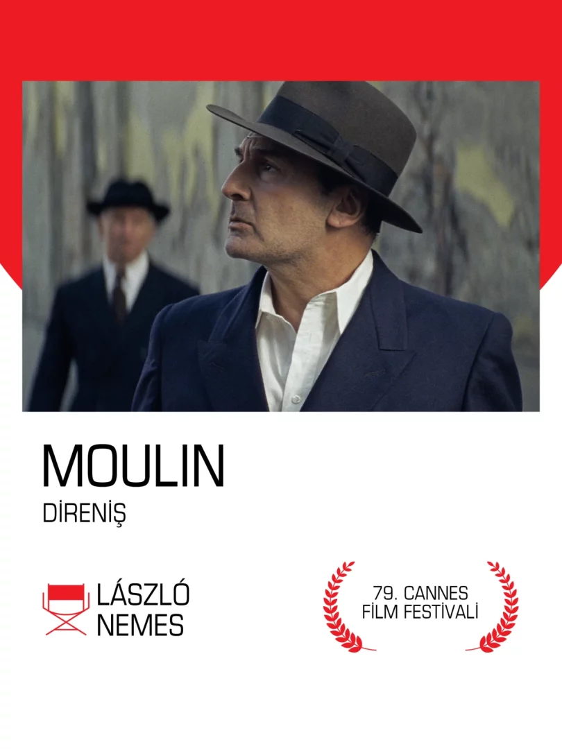 Direniş filminden bir karede, ciddi ifadeyle sağa doğru bakan, koyu fedora şapka ve lacivert takım elbise giymiş orta yaşlı bir adamın yakın plan profili; arkasında hafifçe bulanıklaşmış, benzer giyimli başka bir figür, film festivali atmosferini yansıtıyor.