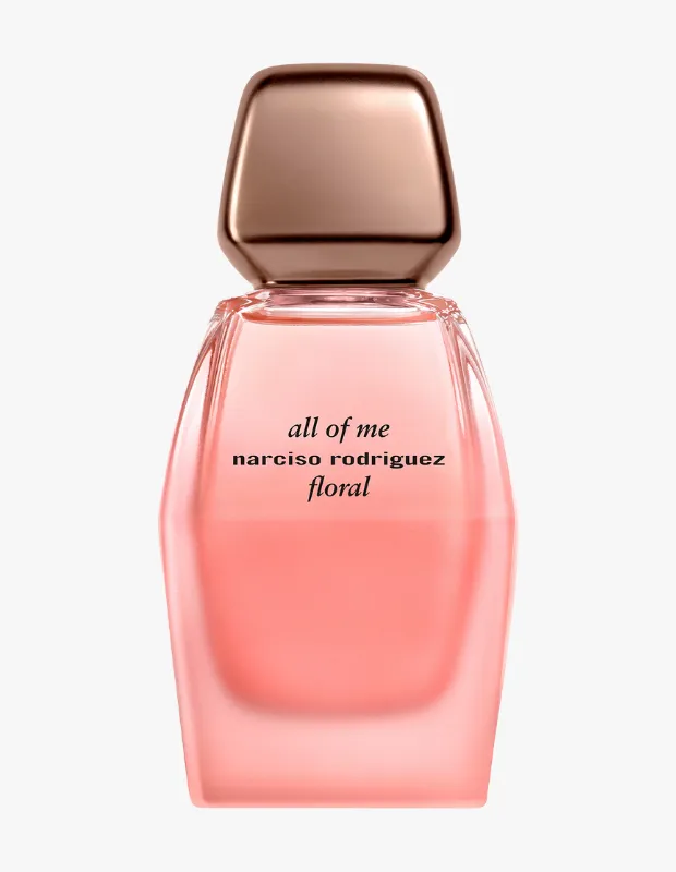 Narciso Rodriguez'in all of me floral parfümü, kendine özgü fasetalı cam şişesi, pastel pembe tonlarındaki zarif sıvısı ve üst kısmındaki parlak gül altın rengi geometrik kapağıyla dikkat çekiyor, modern ve çiçeksi bir estetiği vurguluyor.
