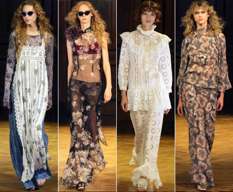 New York Moda Haftası'nda Anna Sui'nin koleksiyonundan, dantel, çiçek desenleri, fırfırlar ve şeffaf kumaş detaylarıyla bezeli, bohem esintili dört farklı kıyafetin podyumda sergilendiği, modellerin kendinden emin bir şekilde yürüdüğü geniş bir görsel.