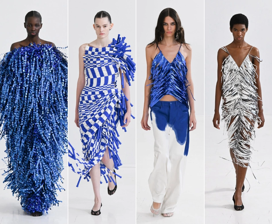 New York Moda Haftası kapsamında podyumda yürüyen dört model, mavi ve gümüş tonlarında; saçaklı, geometrik desenli, parlak, metalik ve boya efektli kumaşlarla tasarlanmış, dikkat çekici, modern ve dokulu elbiseler ve kombinler sergiliyor.