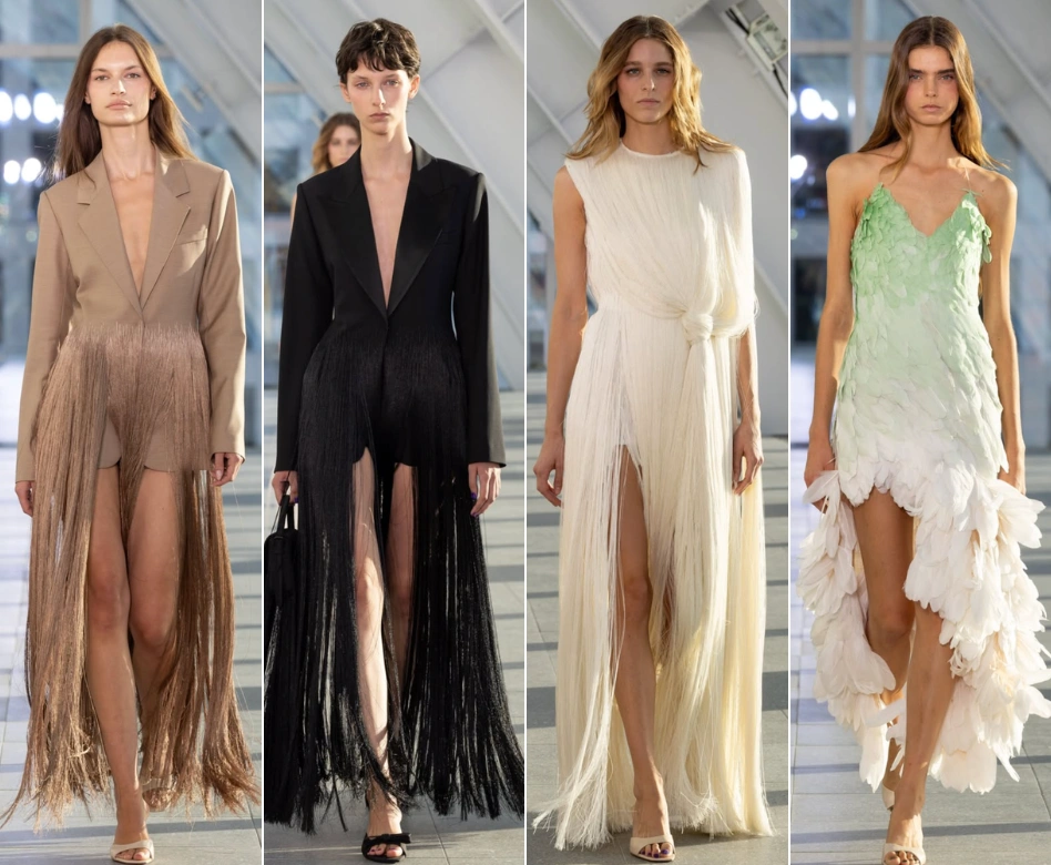 New York Moda Haftası'nda podyumda yürüyen Monse modelleri, soldan sağa; ten rengi ve siyah derin V yaka püsküllü blazer elbiseler, belinde düğüm detayı olan uzun krem rengi püsküllü elbise ve yeşil-beyaz tüylü kısa asimetrik elbise giyerek markanın yenilikçi tasarımlarını sergiliyorlar.