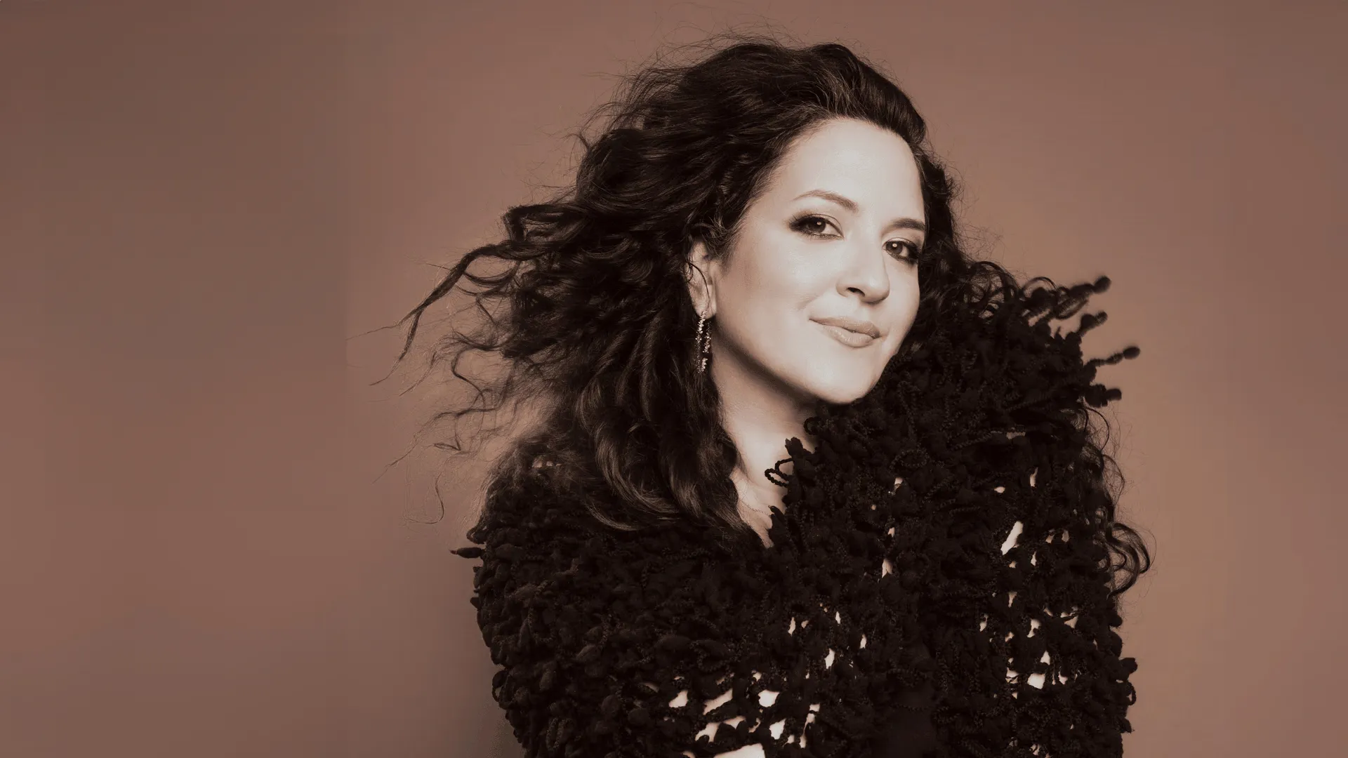 Akbank Caz Festivali kapsamında sahne alan dünyaca ünlü caz sanatçısı Nicole Zuraitis, sahnedeki tutkulu duruşu, dalgalı saçları ve mikrofon başındaki içten vokaliyle dinleyicilere unutulmaz bir müzik ziyafeti sunuyor.