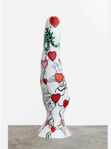 Bir Niki de Saint Phalle eseri olan, beyaz zemin üzerine farklı boyutlarda kırmızı ve pembe kalpler ile fantastik siyah çizimlerin ve üst kısmında yeşil bir figürün ustaca yer aldığı, dikkat çekici, kıvrımlı bir heykel, Contemporary Istanbul kapsamında sergileniyor.