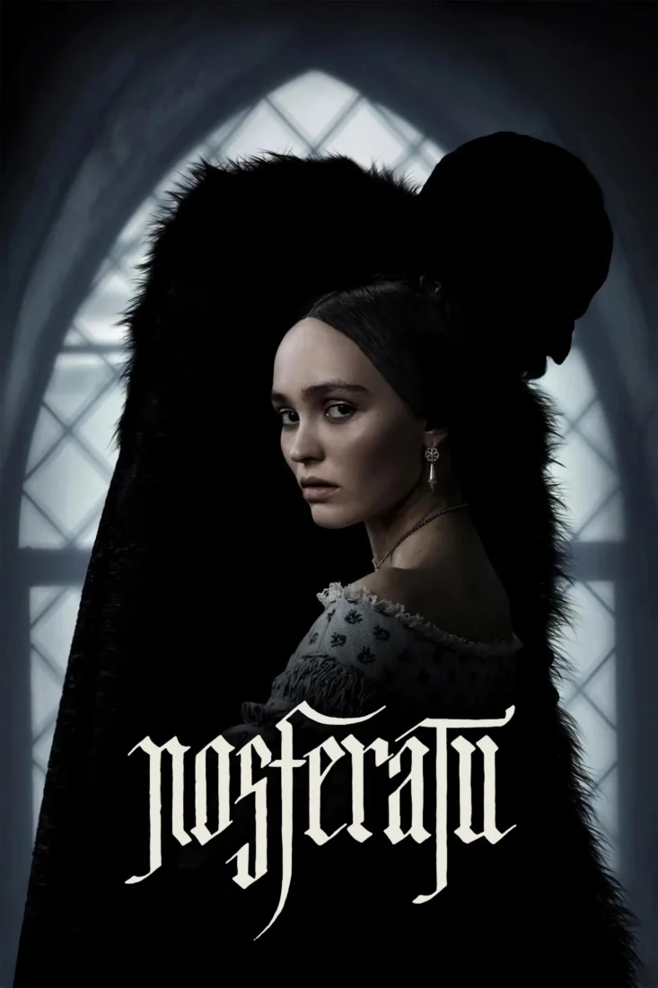 Nosferatu filminin soluk tenli, sivri kulaklı ve ürkütücü dişlere sahip ikonik vampir karakterini gösteren, eski sinemanın klasik bir korku eserinin atmosferini yansıtan poster, haftanın film önerileri arasında yer alan zamana meydan okuyan yapımları düşündürüyor.