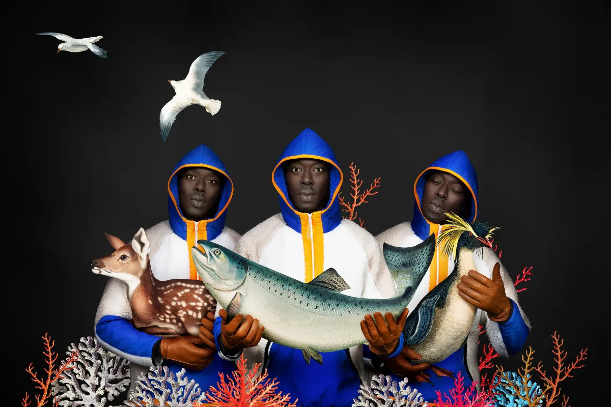 Omar Victor Diop'un 212 Photography Istanbul programında Nihat Odabaşı ve Tamer Yılmaz'ın vurguladığı güçlü renkleri ve kurgulu estetiği bir araya getiren bu portresinde, desenli ve gösterişli bir kostüm ile heykelsi başlık takmış Afrikalı bir adam stüdyo ortamında oturuyor.
