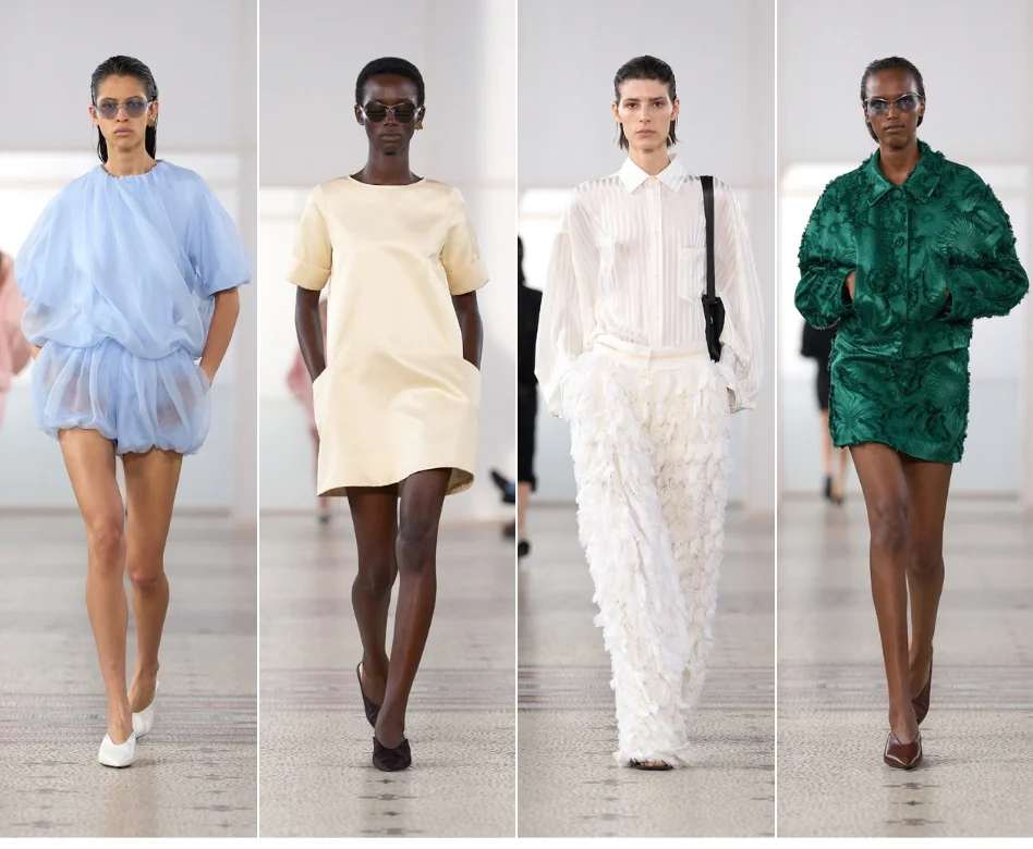 Paris Moda Haftası'nın Carven defilesinde podyumda yürüyen bir model, markanın modern ve minimalist estetiğini yansıtan, krem rengi, yüksek yakalı, uzun kollu ve akışkan kumaşlı zarif bir elbiseyi sergiliyor.