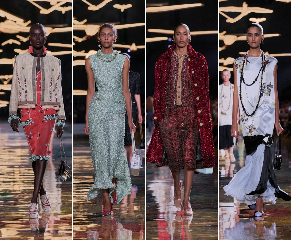 Chanel'in Paris Moda Haftası defilesinde, zarif tasarımlar giymiş modellerin gösterişli bir podyumda yürüdüğü, yüksek tavanlı ve tarihi detaylara sahip mekânın sofistike ambiyansını yansıtan geniş açılı bir görsel.