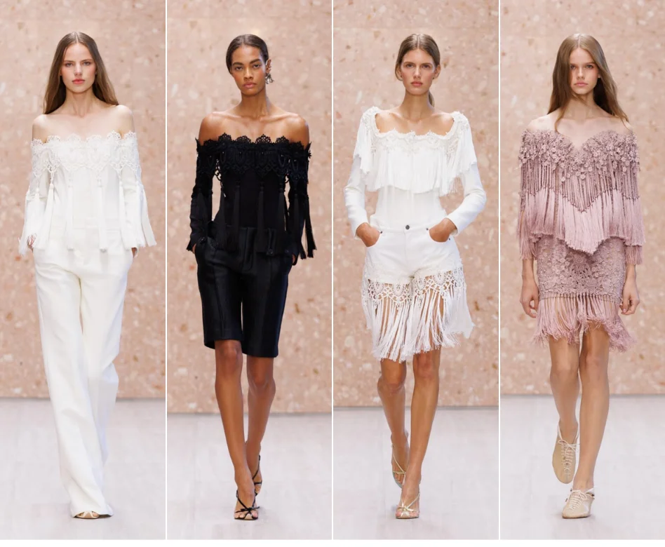 Paris Moda Haftası kapsamında Chloé defilesinde markanın özgün estetiğini yansıtan, hafif kumaşlardan tasarlanmış, uçuşan etekli ve doğal tonlarda bir elbiseyi taşıyan, şık ve kendinden emin duruşlu bir model podyumda yürüyor.