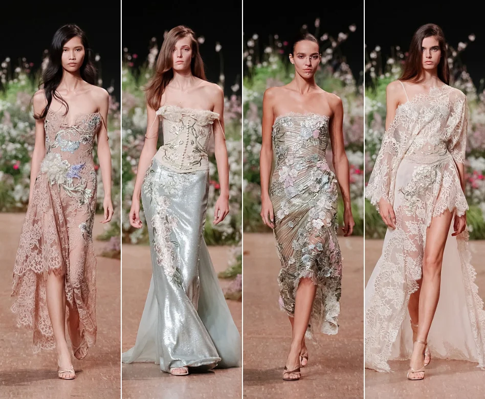 Paris Moda Haftası kapsamında Elie Saab defilesinden bir an: podyumda yürüyen, tül ve payet detaylarıyla işlenmiş, göz alıcı uzun bir gece elbisesi giyen zarif bir model, tasarımcının imzasını taşıyan büyüleyici estetiği sergiliyor.