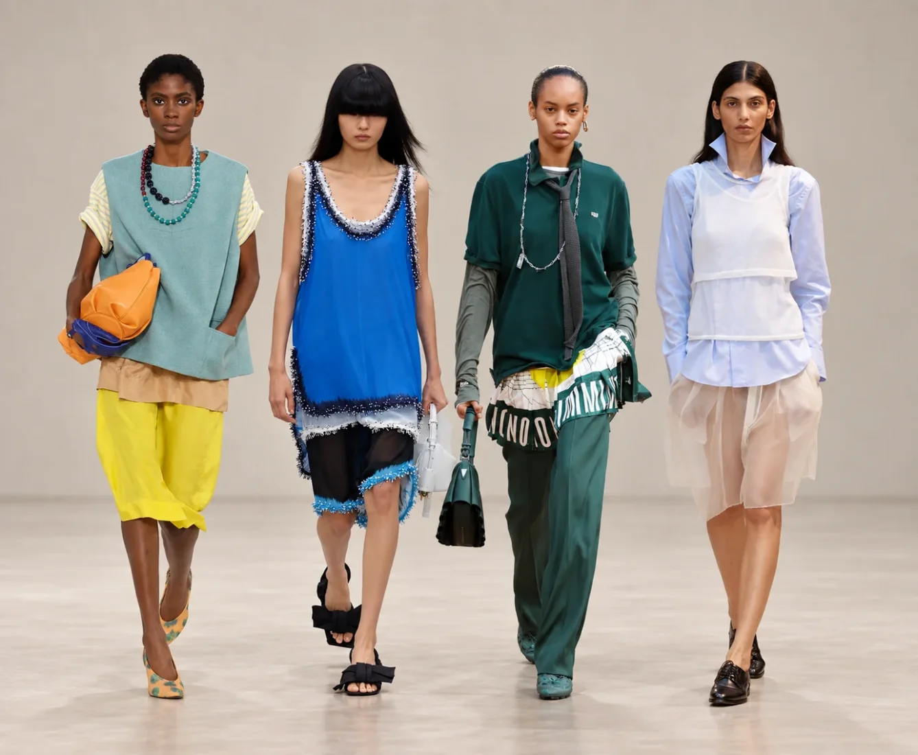 Paris Moda Haftası'nın öne çıkan trendlerinden katmanlı giyim stilini sergileyen, farklı dokular ve uzunluklarla hazırlanmış çağdaş bir kombin içindeki şık bir model şehirde yürüyor.
