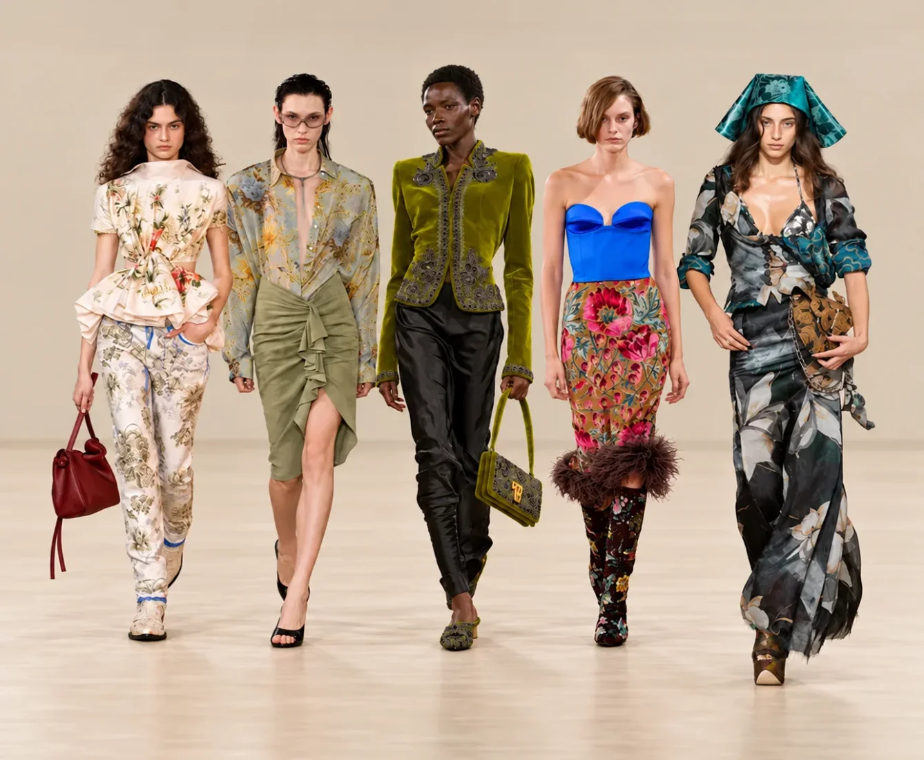 Paris Moda Haftası'nın dikkat çeken trendlerinden Rokoko esintisini taşıyan, pembe, mavi ve beyaz pastel tonlarında, kat kat fırfırlar, danteller ve kurdelelerle zenginleştirilmiş, abartılı saç ve makyajla tamamlanmış, dönemsel bir silüeti modern çizgilerle harmanlayan etkileyici bir haute couture elbise giymiş model.