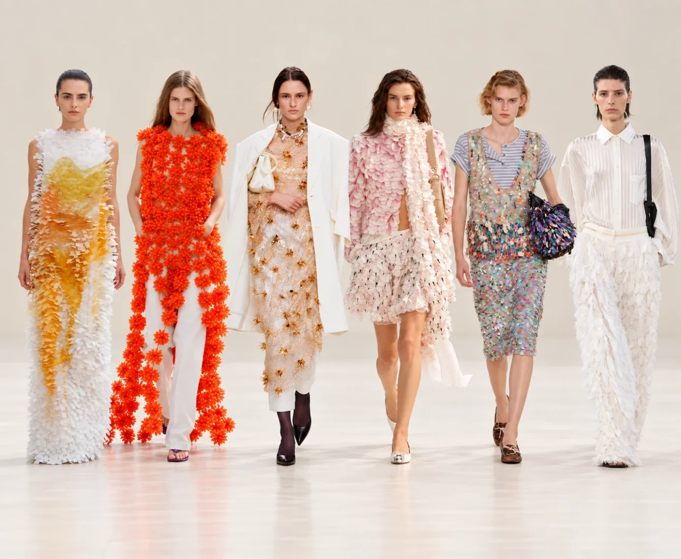 Paris Moda Haftası kapsamında, geleceğin modasına ışık tutan, adeta fütüristik bir rüyayı andıran, üç boyutlu görsel efektler ve yenilikçi tasarımlarla bezenmiş bir podyumda ilerleyen avangard bir modelin etkileyici ve akılda kalıcı bir anı.