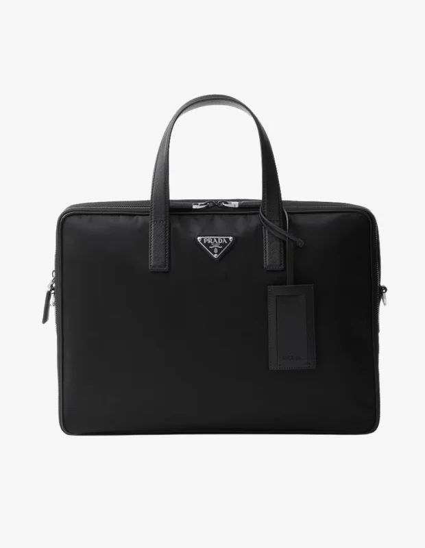 Şık ve modern tasarımlı siyah deri Prada evrak çantası, metal detayları ve profesyonel görünümüyle iş hayatında zarafet ve fonksiyonelliği bir araya getirerek önemli belgelerinizi güvenle taşımanızı sağlıyor.